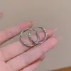 Brincos de Argola de Metal Estilo Novo 2026 para Mulheres, Estilo Simples e Cool, Argolas Irregulares, Brincos da Moda e Únicos Atacado