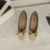 Sapatos Baixos Quadrados de Camurça Estilo Retrô Francês 2026 Novidades Outono/Inverno Sapatilhas Slip-On Planas de Laço para o Dia a Dia