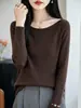 Suéter Andy de lã macio e confortável para mulheres, corte justo, design ombro a ombro, decote único de um ombro, padrão canelado irregular, efeito emagrecedor, perfeito como peça de base ou suéter