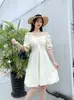 Vestido Branco de Comprimento Médio com Alça Delicada, Textura Pequena, Manga Bolha e Efeito Emagrecedor Suave