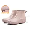 Botas de chuva femininas da moda, perfeitas para uso no trabalho e na cozinha, apresentando sola antiderrapante, material ultrassuave, design de corte baixo e propriedades resistentes a odores. Estas são galochas de chuva para adultos femininas, também adequadas como sapatos casuais.