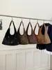 Bolso de hombro cruzado de cuero esmerilado con diseño floral hueco para mujer, nuevo bolso de mano tipo tote de gran capacidad de nicho para el trabajo 2026