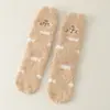 Calcetines de felpa 3D para mujer, no sueltan pelusa, de longitud media hasta la pantorrilla, dulce forro polar de coral con bordado, engrosados y forrados de felpa, adecuados para usar en interiores en otoño e invierno.