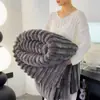Manta de Flanela Listrada Cor Pura Luxo Leve Pelúcia Imitação de Coelho Manta de Sofá para Cochilo Manta de Joelho Manta de Presente Atacado Transfronteiriço