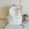 Mochila verde menta claro con finas estrellas plateadas, adecuada para estudiantes, con un ambiente natural, ideal para salidas diarias y compras