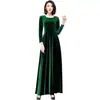 Elegante Vestido Feminino de Outono em Veludo de Manga Longa com Cintura Afunilada e Barra Evasê em Preto