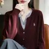 Cardigan de tricô fino com gola redonda, peça falsa de duas peças com quatro botões, para outono e inverno, com design único, jaqueta de tricô versátil para mulheres