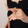 Accesorios Europeos y Americanos para Mujer Lindos de Acero de Titanio Chapado en Oro Diseño de Nicho Conchas Marinas Blancas Incrustadas Anillo Redondo Joyería de Lujo Ligero para Mujeres