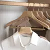 Cabide de madeira de cânfora cabide para calças com flanela cabide de madeira para roupas uso doméstico cor de madeira natural ombro largo sem marca cabide de madeira para terno