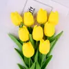 Flores artificiales de tulipán personalizadas para sala de estar, decoración de mesa de comedor, decoración de bodas, accesorios de fotografía y arreglos de plantas verdes para ambientación de escenas.