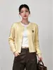 Cardigan de tricô com trança e bordado de coração amarelo leite para mulheres, estação primavera e outono, jaqueta de tricô de abotoamento simples, top suéter suave e que afina a silhueta