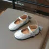 Sapatilhas Borboleta Infantis Fofas e da Moda 2026 Primavera e Outono Novo Estilo Raso Sola Macia Fita Mágica Cor Sólida Sapatos de Couro para Meninas
