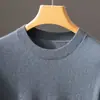 La nueva colección de Baicai Rong presenta una elegante camiseta de cachemir para hombre de manga corta con cuello redondo y un diseño minimalista de punto abierto.