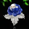 Broche de rosa tridimensional de alta resistência com cravação completa de diamantes, cravação densa de zircônia quadrada, pino de broche de pérola, presente de alta qualidade