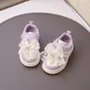 Zapatillas blancas para niñas 2025 verano nuevo zapatos infantiles zapatillas blancas de caña baja zapatos de lona zapatos para correr para estudiantes de primaria