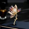 Lujo Ligero Gama Alta Nuevos Accesorios para Ropa Pin Fijo para Ropa Goteo de Aceite Incrustado con Circonita Sentido de Gama Alta Broche de Flor de Begonia