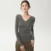 Suéter de punto fino y agradable para la piel hecho de hilo Yangzi, 100% lana, suéter de cuello en V ajustado para mujer, capa base sin costuras, moderno