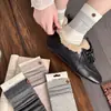 Calcetines versátiles de otoño para mujer, con rayas verticales anti-pilling, hasta la pantorrilla, serie de color café 'ins' estilo coreano, calcetines apilados con botón de madera salvaje