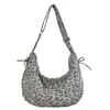 Bolsa de lona com estampa de leopardo para mulheres, novo modelo outono/inverno 2026, bolsa de ombro tipo bolinho de grande capacidade para aula e trajeto, bolsa de ombro e transversal