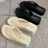 Chinelos femininos de salto médio, modelo novo, antiderrapantes para uso externo, adequados para viagens, uso diário, sandálias de praia de verão para meninas