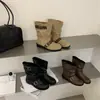 Moda Versátil para Primavera e Outono de 2026 Botas Femininas Bico Redondo Tira com Fivela Botas Empilháveis Salto Baixo Botas Martin Botas de Cano Médio Tendência