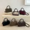 Bolso bowling de color block retro de nicho, elegante y moderno, bolso de hombro de gamuza, versátil para el trabajo, y se puede llevar como bolso de mano