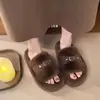 Pantuflas peludas de moda y populares para mujer, nuevo estilo otoño 2026, con diseño de hebilla, cálidas y versátiles, perfectas para un look casual y un efecto adelgazante