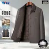 Jaqueta de lã dupla face de inverno para homens, com forro interno preenchido com plumas, camada externa de mistura de lã e um design casual com gola, adequada para homens de meia-idade.