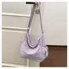 Bolso Tote Suave Color Niebla para Estudiantes Universitarias, Ambiente Casual y Relajado, Bolso Cruzado Ligero para Streetwear