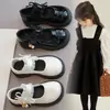 Sapatos Infantis Femininos de Couro com Pérolas Vintage 2026 Primavera e Outono Novos Sapatos Brancos Mary Jane de Solado Macio com Laço Sapatos Individuais
