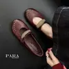 Zapatos de Cuero para Mujer de Tacón Bajo, Versátiles y de Moda, Estilo Nuevo Primavera y Otoño, Zapatos Planos de Punta Redonda con Tachuelas para el Trabajo