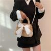 Bolso de Mano de Peluche para Mujer 2025 Nuevo Primavera a la Moda Estilo Coreano Moda Lazo Hombro Cruzado Cuentas Bolso Cuadrado Pequeño