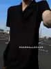 2026 Novo Modelo Camiseta Masculina de Tricô Manga Curta com Gola Polo, Design de Moda Único com Gola Reversível Abotoada e Caimento Regular nos Ombros