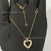 Novo Colar de Coração Dourado V Edição de Luxo da Feijia para Mulheres, Espessamente Banhado a Ouro 18K, Design de Coração Vazado, Corrente Clavicular Clássica e Simples de Madrepérola