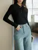 Suéter de tricô cinza simples e elegante com gola alta para mulheres, perfeito como uma camada base estilosa e ajustada para o outono e inverno