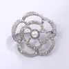 Broche de Strass Nova Moda Europeia e Americana Corsage Estilo Chanel Feminino Embalagem Independente Alfinete Anti-deslizamento Broche de Flor