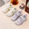 Zapatillas Deportivas Infantiles 2026 Primavera y Otoño Nuevas Malla Transpirable Zapatillas de Entrenamiento para Niñas Elegantes Modernas Zapatos Casuales para Niñas