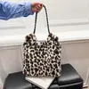 Bolso Tote de Peluche Informal de Gran Capacidad Nueva Tendencia 2025 Estampado de Leopardo Bolso de Hombro Atmosférico Bolso de Axila Bolso para Mujer