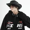 Diretamente do fabricante: um moletom de casal moderno estilo chinês com elementos de carros de corrida americanos, apresentando um logotipo, forro de fleece e um zíper. Adequado tanto para homens e mulheres