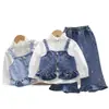 Conjunto de otoño de moda para niñas, elegante modelo nuevo 2026, conjunto de tres piezas de mezclilla con tirantes y manga larga para bebé, ropa infantil moderna