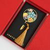 () Caja de Regalo con Marcapáginas Metálico para el Día del Maestro con Texto Grabado Estilo Chino, Presentando el Tema de las Enseñanzas de los Maestros Difundiéndose por el Mundo, Inspirada en los Productos Culturales y Creativos de la Ciudad Prohibida