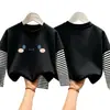 Camiseta de manga larga para niña, nuevo estilo primavera/otoño 2026, base infantil moderna y linda, conjunto de otoño de algodón puro, top tipo dos piezas