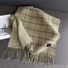 2025 Nuevo Otoño e Invierno Estilo Coreano Cuadros Bufanda Cálida Chal para Mujer Versátil Ropa de Trabajo Borla Arena Fina Bufanda de Imitación Cachemir