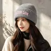 Nuevo gorro de punto bordado estilo coreano para mujer, cálido versátil para otoño e invierno, con bordado de letras, para exteriores, a prueba de frío, protege los oídos, de lana