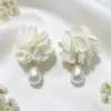 Brincos de Clipe Flor de Tecido Chiffon Tridimensional Estilo Coreano para Mulheres, Brincos de Pérola Estilo Resort Fresco Inspirados em Dopamina