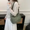 Bolso nuevo de mezclilla 2026 para mujer, con múltiples bolsillos, una correa para el hombro y un diseño cruzado.. Este pequeño bolso de estilo retro es versátil, tiene un aspecto vintage y es una opción de moda para mujeres.