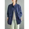 Elegante, estiloso, descontraído e casual, este casaco corta-vento de comprimento médio estilo workwear com gola alta é perfeito para um look literário e de lazer.