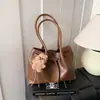 Bolsa Tote Feminina de PU Estilo Balde Ombro Único de Mão para o Dia a Dia Grande Capacidade Versátil com Pingente Personalização