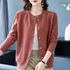 26 Nova coleção de primavera e outono estilo mãe: cardigã de tricô de caimento solto e emagrecedor para mulheres de meia-idade e idosas, peça de outer wear de manga comprida em cor sólida