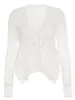 Top transfronterizo de corte asimétrico ajustado con estilo francés suave, encaje texturizado, escote en V con cordones y mangas largas acampanadas.